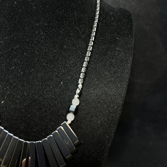 Vintage White Cats Eye And Hematite Graduating V Shaped Bib Necklace 18" (3739) - Picture 4 of 6